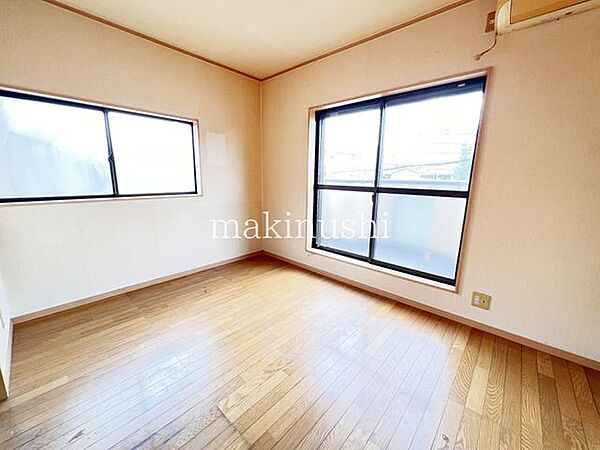 2階6帖洋室　平成15年建築の3ＤＫ！大きな屋根裏収納付きの家！明るい色合いの外観が特徴です。西・東側の二方接道！東側は空き地になっているので通風も良好です。