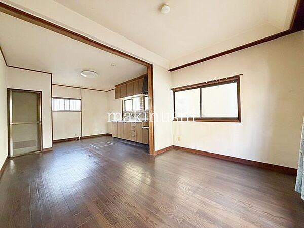 ＼駅徒歩約10分／ＬＤＫは約14.2帖ございます♪　前面道路は近隣の方以外の通行がなく静かにお住まいいただけます！　お家の前にカースペース有り（車種制限有）！　スーパーが近くお買い物がとっても便利♪