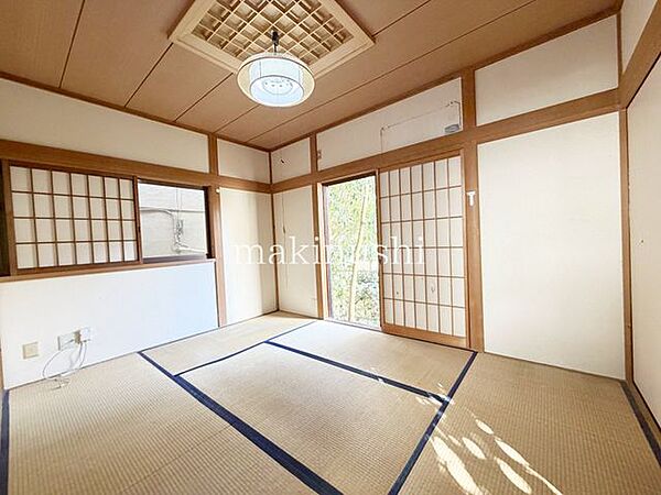 1階6帖和室　タタミがあれば冬にはこたつを置いたり、小さなお子様がいれば遊び場やお昼寝スペースとしてもいいですね♪