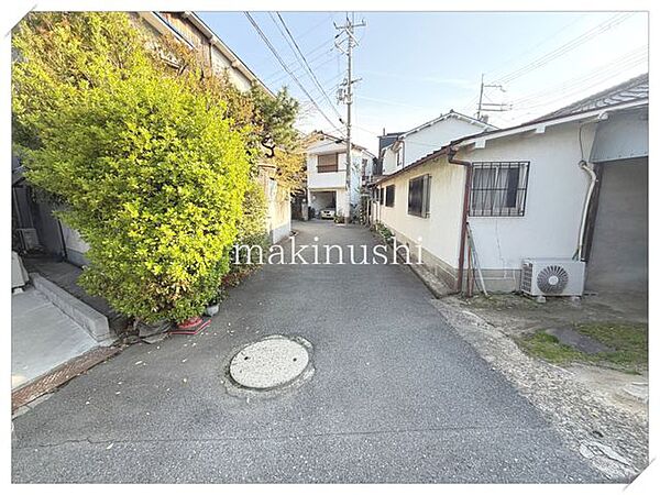 南西側に面した立地の売土地！建築条件はございません！スーパー「サンプラザ小山店」まで徒歩約10分♪お買い物がとっても便利！
