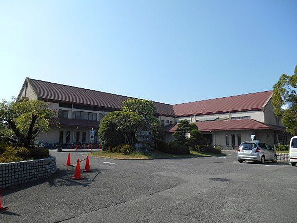 羽曳野市立陵南の森図書館 徒歩22分。 1740m