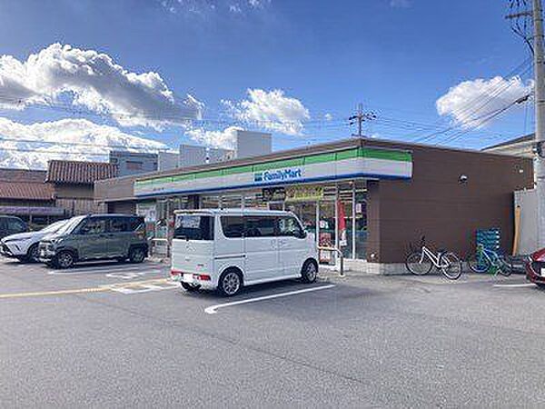 ファミリーマート藤井寺小山四丁目店 徒歩12分。 930m