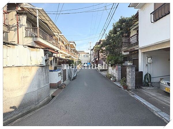藤井寺駅にはスーパーやドラッグストア、銀行、クリニックなど生活施設充実♪。「藤井寺北」小学校まで徒歩約8分！お子様の登下校も安心！