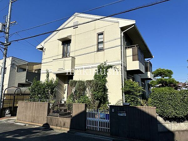 南西角地の一戸建て！開放感のある立地です♪前道6m以上なので、車の通り抜けや荷物の積み下ろしにも余裕があります。