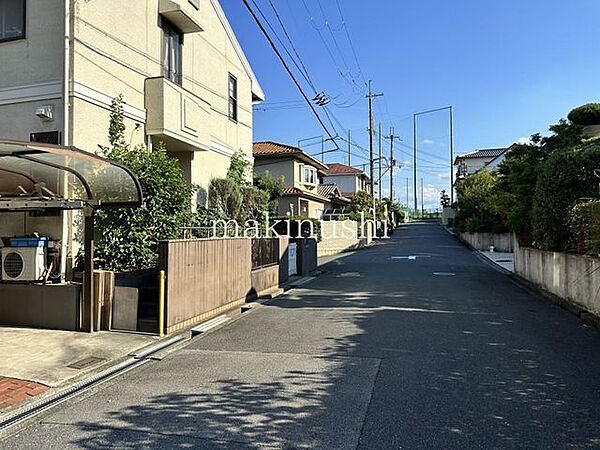 ガレージはカーポート付き♪大切なお車を水濡れから守れます！現況：居住中の為、ご内覧希望などは事前にご連絡ください。担当者より売主様のご都合を確認いたします。