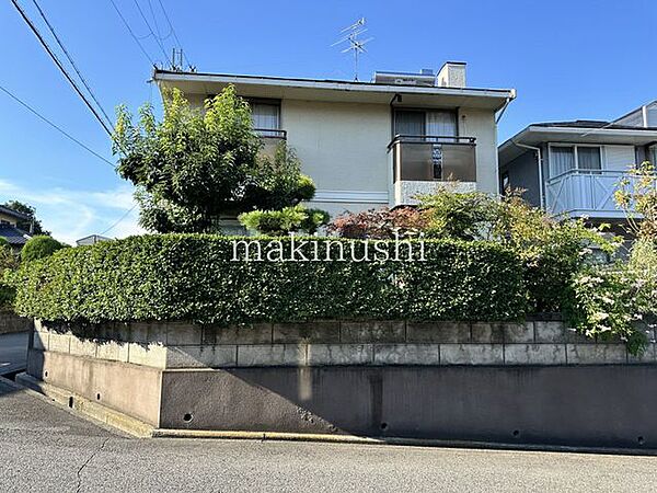 土地面席は広々約50坪以上！部屋数充実5ＬＤＫの間取り！南西角地の立地で、陽当たり・通風良好です♪全居室6帖以上・収納付きのゆとりある間取りです♪