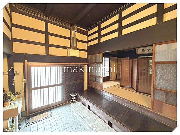 ＼土地面積約137坪／間口の広い敷地で重厚感のある立派な古民家住宅です！　和の趣と洋の便利さを兼ね備えた内装！