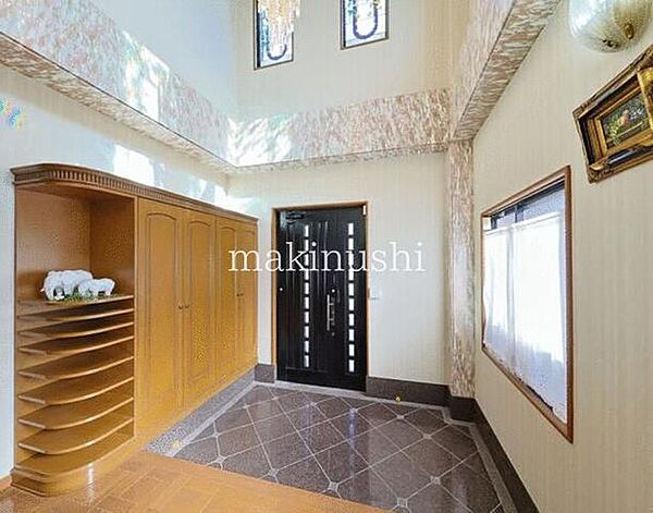 高級感のある内装の一戸建て♪玄関部分は上部が吹き抜けになっており、日中は照明がなくても明るく、開放感も感じられます♪