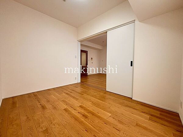 洋室5.2帖　角部屋なので隣り合う部屋が片側だけになるため、両隣に挟まれた中部屋に比べて隣人の生活音が伝わりにくく、静かに過ごしやすいお部屋です♪