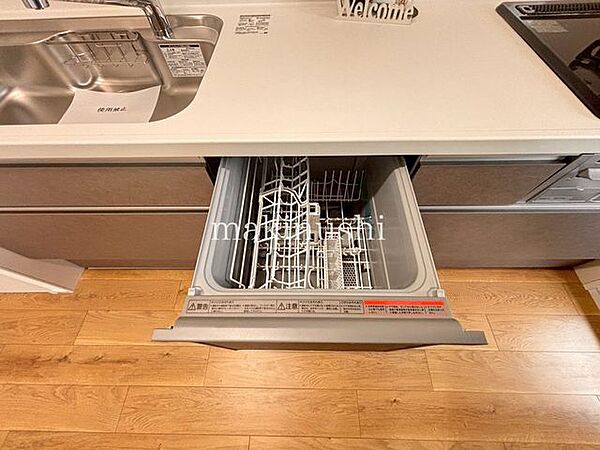 食器洗浄乾燥機付きのキッチン手洗いより水道代が節約できるので手にもお財布に優しい設備です。忙しいお父さん・お母さんの味方です♪