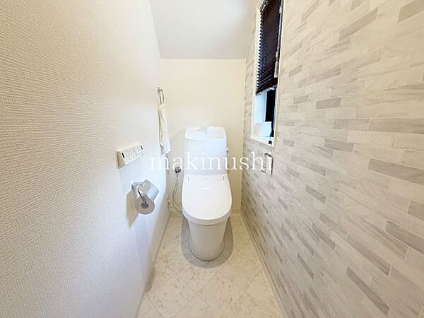 トイレが各階ごとにあるので、来客や朝の忙しい時間帯でも順番待ちの必要なし！階を移動する必要がなく楽ちんです♪