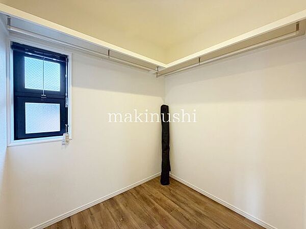 2階には広々ウォークインクローゼットあり！収納力を持つウォークインクローゼットで部屋はいつも整理整頓。着たい服もすぐに見つけられます。スーツケースなど大型のものもすっきり収納♪