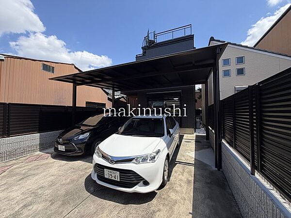 駐車場は3台分(車種制限あり)！アコーディオンシャッター＆カーポート付きで大切なお車を安全に保管できますね♪