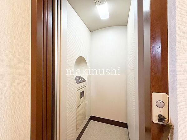 宅内には便利なホームエレベーターがございます！階段の昇降が困難な方、足の不自由なご家族の負担を大きく軽減します。