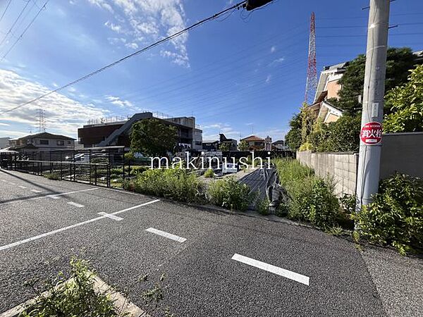 土地面積は広々61.7坪(204m2)！南向きで日当たり良好な更地です♪セブンパーク天美まで徒歩5分のお買い物便利な立地！府道26号線（大阪狭山線）沿いで車移動にも便利な立地！