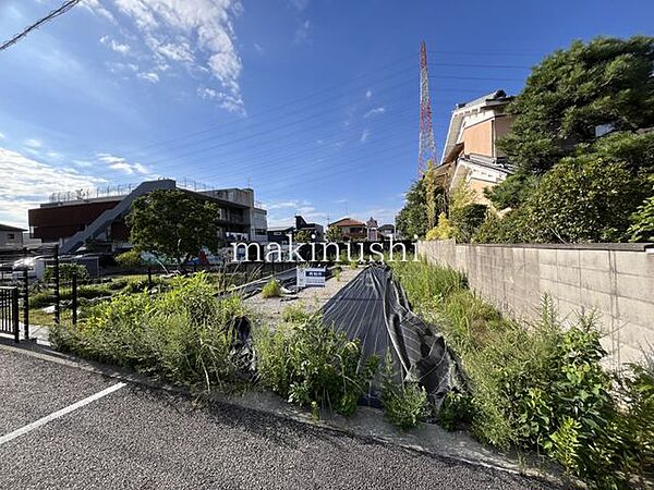 前面道路は12.5ｍと広々！日当たり・通風良好な土地です♪建築条件なしの土地！更地でのお渡しですので解体費等不要！お引渡しもスムーズです♪
