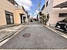 外観：平成18年築の一戸建て！お子様専用のお部屋もしっかり確保できる室数の4LDK♪府道26号線(大阪狭山線)にすぐ出られる立地！前面道路は交通量が少ない道路なのでお車の出し入れも安心♪