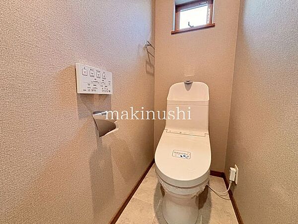 トイレが1階と2階の2箇所にあるので、来客や朝の忙しい時間帯でも順番待ちの必要なし！階を移動する必要がなく楽ちんです♪