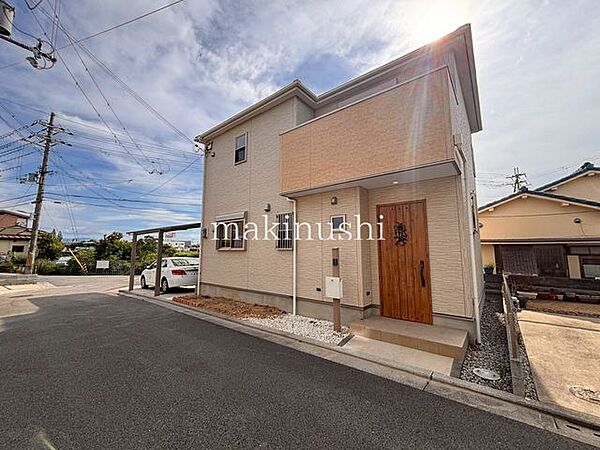 明るい色合いの外壁のお家！物件の南側は池になっており、開放感がございます！バルコニーは南と東の二面にあり、通風良好なお家です♪