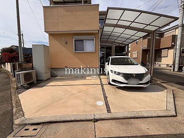 駐車場は並列で駐車可能！来客時などのお車の出し入れもしやすいです♪前面道路の幅員は南側は5.7ｍ、東側は4.7ｍございます。