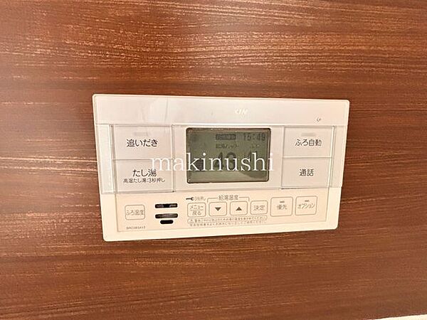 オートバスなので、浴室以外からでも温度調整などの操作ができます。追焚機能が付いているので、冬場はすぐに温め直せて、水道代も節約できます。