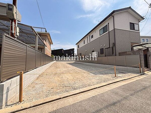 更地でのお渡しですので解体費等不要！お引渡しもスムーズです♪前面道路の幅員は6.7ｍと広々！間口も約7.1ｍございますのでお車の出し入れも問題なくできます！