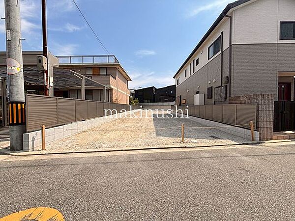 更地でのお渡しですので解体費等不要！お引渡しもスムーズです♪前面道路の幅員は6.7ｍと広々！間口も約7.1ｍございますのでお車の出し入れも問題なくできます！