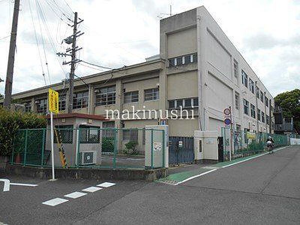羽曳野市立高鷲小学校 徒歩12分。 930m