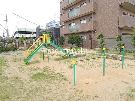 物件隣地には公園もあり!小さなお子様がいるご家庭にも良い環境です♪物件から700m圏内には小学校・中学校・総合病院あり!通学にも安心・便利な立地です♪
