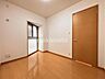 子供部屋：全居室に窓がある通風良好なお家♪窓は共用廊下には接しておりませんので、防犯上も安心です♪全居室に収納もついています♪
