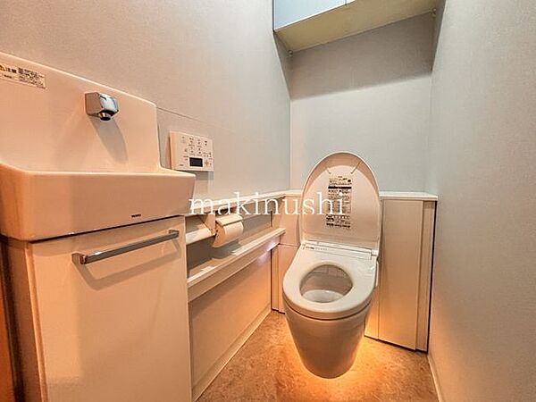手洗い場付きのトイレ！トイレ内上部には収納スペースがあり、トイレットペーパーストックやトイレの清掃用品をすっきり見えない所にまとめられます♪