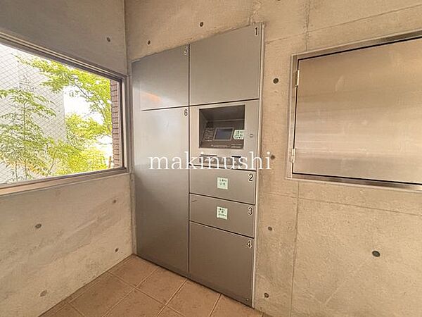 マンション共有部　宅配BOX付き。不在時の受け取りがとても便利で玄関を開けて対応する必要が無いので防犯にも役立ちます。