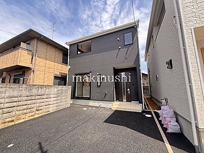 外観：2区画限定の新築戸建て！全棟が南向きの明るいお家です♪ゆったりリビングで家族団らん♪全居室が収納付きです！