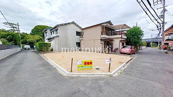 使い勝手の良い二方道路！2つの道路のどちら側にも玄関や駐車場を作れるため、生活動線に合わせた便利な設計がしやすくなります♪