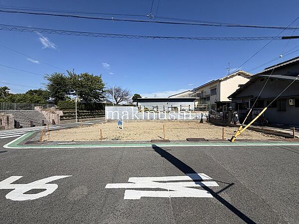 使い勝手の良い二方道路！2つの道路のどちら側にも玄関や駐車場を作れるため、生活動線に合わせた便利な設計がしやすくなります♪