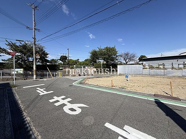 前面道路は西側は約幅員6ｍと広々！角地で見通しも良く、高低差もございませんのでお車の出し入れもしやすいです♪