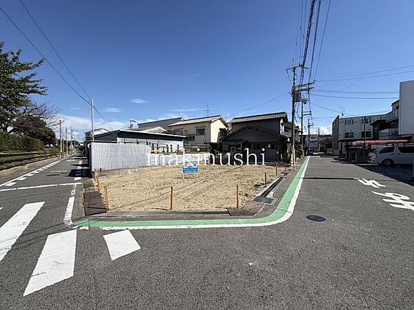 土地面積は広々約46.8坪(155m2)ございます！建築条件なしの更地の土地です！通風良好で開放感のある北西の角地です♪