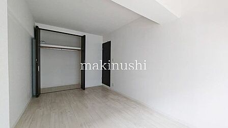 大きなクローゼット付きの洋室！スーツケースなど大型のものもそのまま収納できる広さです♪着たい服もすぐに見つけられますね♪