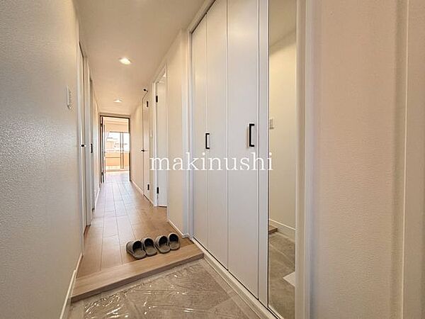 大きなシューズクローゼット付きの玄関♪姿見付きなのでおでかけ前の身だしなみチェックもばっちりです♪