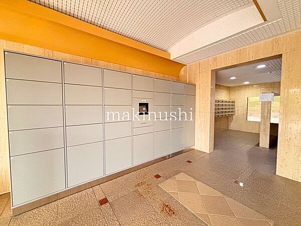 マンション共有部には宅配BOXあり！不在時の受け取りがとても便利で玄関を開けて対応する必要が無いので防犯にも役立ちます。