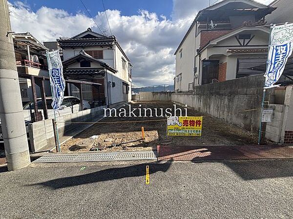 物件の東側は現況空き地になっているので通風良好な土地です♪更地でのお渡しなので、解体費等不要！お引渡しもスムーズです♪