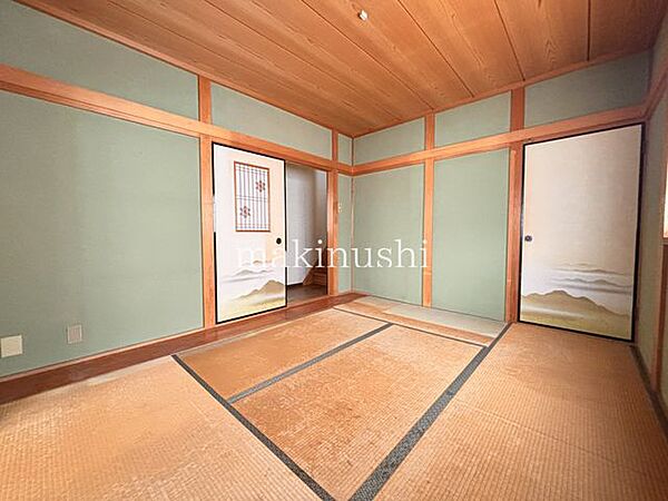 2階は襖で区切られた和室2部屋の間取り♪落ち着いた佇まいの和室です♪襖を開けて開放感のある使い方もできます♪