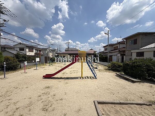 物件から徒歩3分の距離には遊具のある公園あり♪小さなお子様をつれてすぐに遊びにいける環境です♪子育てにも良い環境の立地です！