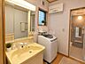 洗面：※現況居住中の為、画像は一部動産類を撤去したイメージ図になります。現状と相違が出る場合がございますので、その旨ご了承ください。