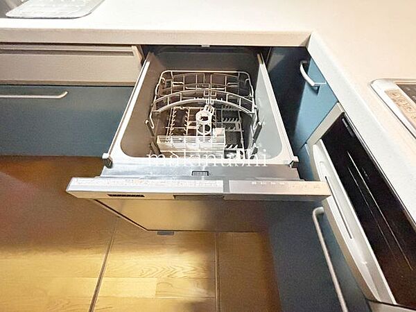 食器洗浄乾燥機付きのキッチン手洗いより水道代が節約できるので手にもお財布に優しい設備です。忙しいお父さん・お母さんの味方です♪