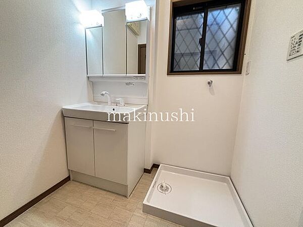 大きな鏡の洗面化粧台！大きな洗面ボウルで身だしなみを整えたりメイクをするのにも便利です！シャワーヘッド付で朝シャンもしやすい設備！