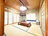 和室：1階8帖和室　タタミがあれば冬にはこたつを置いたり、小さなお子様がいれば遊び場やお昼寝スペースとしてもいいですね♪