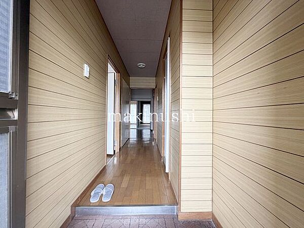 マンションの隣地には遊具のある公園あり♪小さなお子様の子育てにも良い環境です♪まずは資料だけほしいという方も大歓迎！不動産のことなら創業40年以上の当社にぜひお任せください♪