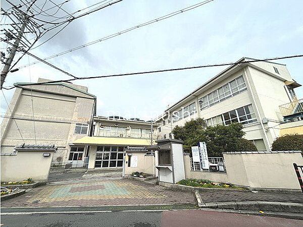 河内長野市立高向小学校 徒歩8分。 610m
