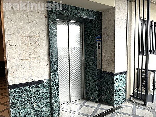 駅前に「アプロ高見の里店」があり、お仕事帰りなどにそのままお買物ができます♪また「イオンタウン松原」もお車で約5分の距離♪ますます便利になりました！
